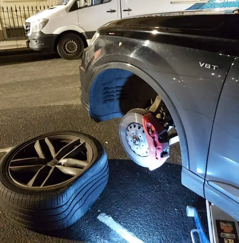 Flat Tire Recovery Services in Manchester by Cheapest Car Recovery UK. Cheap & Fast Services.